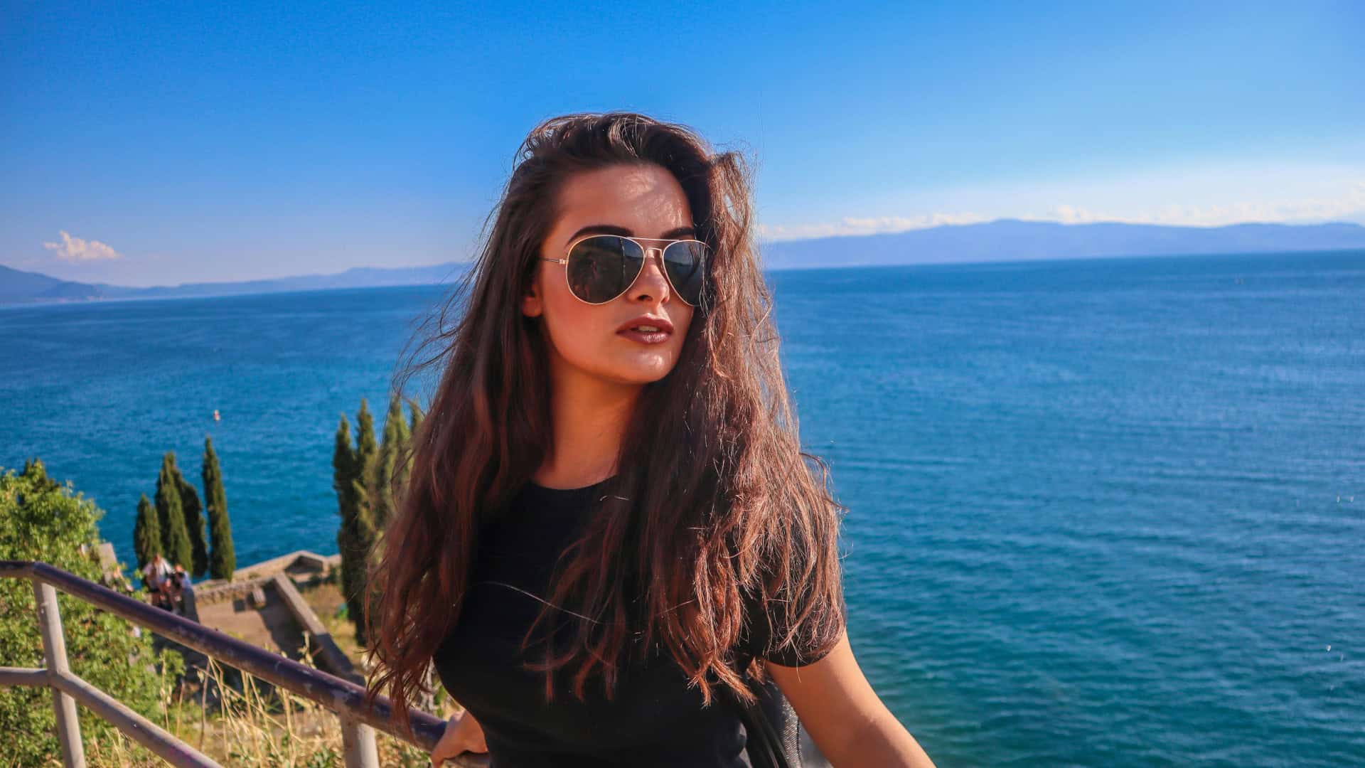 Viaggiare in sicurezza: come scegliere gli occhiali da sole per il mare che proteggono davvero i tuoi occhi 1 Gli occhiali da sole per il mare ti proteggono da un nemico invisibile