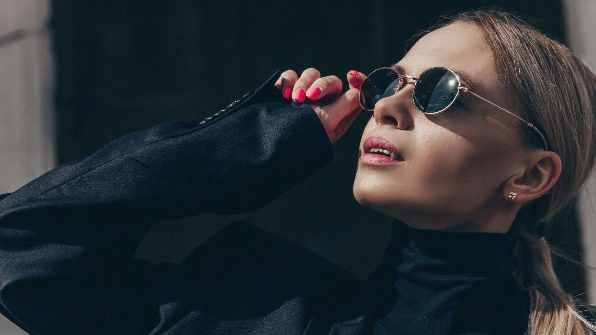 Viaggiare in sicurezza: come scegliere gli occhiali da sole per il mare che proteggono davvero i tuoi occhi 3 Stile e funzionalità